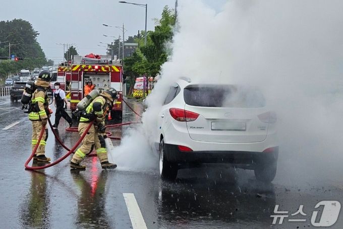지난 16일 제주시 도남동 연북로에서 발생한 차량 화재 사고. /사진=뉴스1(제주도소방안전본부 제공)