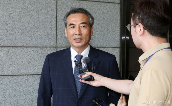 (서울=뉴스1) 김진환 기자 = 윤석열 전 대통령의 부인 김건희 여사 의혹 관련 사건을 맡은 민중기 특별검사가 18일 오후 서울중앙지방검찰청에서 박승환 검사장 직무대리와 면담을 마친 뒤 취재진 질문에 답변하고 있다. 2025.6.18/뉴스1  Copyright (C) 뉴스1. All rights reserved. 무단 전재 및 재배포,  AI학습 이용 금지. /사진=(서울=뉴스1) 김진환 기자