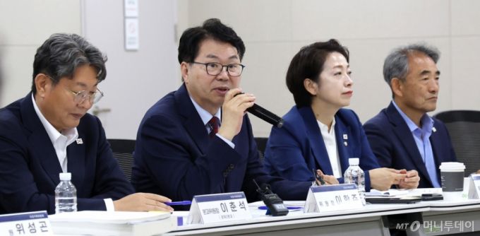 (세종=뉴스1) 김기남 기자 = 이한주 국정기획위원회 위원장(왼쪽 두번째)이 18일 오후 세종시 정부세종컨벤션센터에서 열린 중소벤처기업부 업무보고에 참석하여 회의 시작에 앞서 모두발언을 하고 있다. 2025.6.18/뉴스1  Copyright (C) 뉴스1. All rights reserved. 무단 전재 및 재배포,  AI학습 이용 금지. /사진=(세종=뉴스1) 김기남 기자