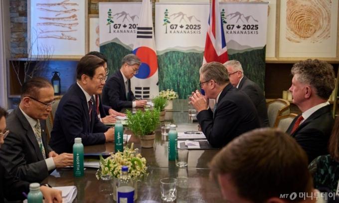 [카나나스키스(캐나다)=뉴시스] 최진석 기자 = 이재명 대통령이 17일(현지 시간) 캐나다 앨버타주 카나나스키스 주요 7개국(G7) 정상회의장에서 키어 스타머 영국 총리와 한-영 정상회담을 하고 있다. (공동취재) 2025.06.18. myjs@newsis.com /사진=