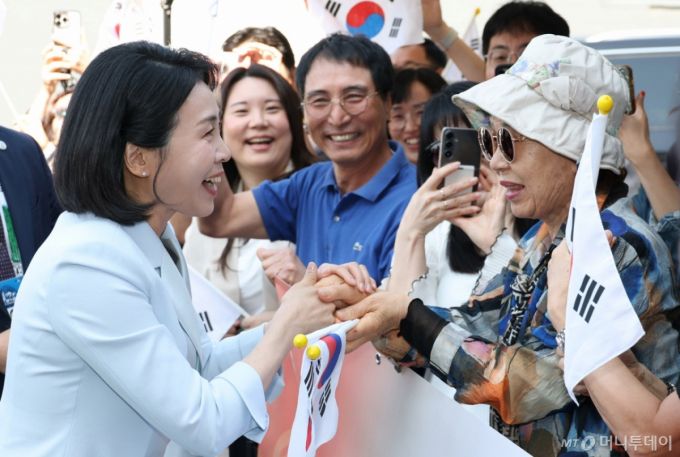 [캘거리=뉴시스] 최진석 기자 = 이재명 대통령 부인 김혜경 여사가 17일(현지 시간) 캐나다 앨버타주 캘거리 한인회관에서 열린 캐나다 서부 동포사회와의 대화를 나누기 전 동포들과 인사하고 있다. 2025.06.18. myjs@newsis.com /사진=