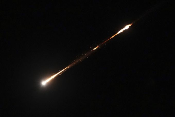 17일(현지 시간) 이스라엘 예루살렘 상공에서 이란이 발사한 미사일이 궤적을 그리며 비행하고 있다. /AP=뉴시스