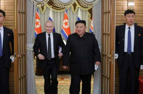 북한 노동당 기관지 노동신문은 2024년 6월20일 "김정은 동지께서 6월 19일 러시아연방 대통령 블라디미르 푸틴 동지와 회담을 진행했다"라고 보도했다. 양국은 회담에서 '포괄적 전략 동반자 관계에 관한 조약'을 체결했다. [국내에서만 사용가능. 재배포 금지. DB 금지. For Use Only in the Republic of Korea. Redistribution Prohibited] rodongphoto@news1.kr  Copyright (C) 뉴스1. All rights reserved. 무단 전재 및 재배포,  AI학습 이용 금지. /사진=(평양 노동신문=뉴스1)