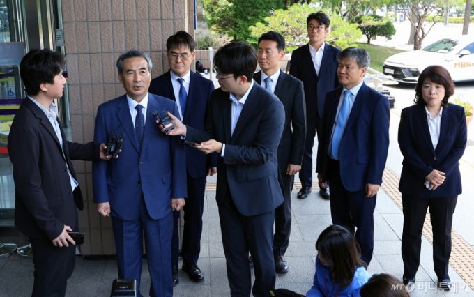 (과천=뉴스1) 박정호 기자 = 윤석열 전 대통령의 부인 김건희 여사 의혹 관련 사건을 맡은 민중기 특별검사가 19일 오전 경기도 정부과천청사 내 법무부와 고위공직자범죄수사처 방문을 마친 뒤 취재진의 질문에 답하고 있다.   이날 방문에는 김형근, 문홍주, 박상진, 오정희 특검보가 동행했다.  2025.6.19/뉴스1  Copyright (C) 뉴스1. All rights reserved. 무단 전재 및 재배포,  AI학습 이용 금지. /사진=(과천=뉴스1) 박정호 기자