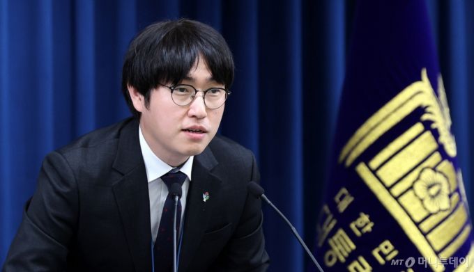 (서울=뉴스1) 박지혜 기자 = 하정우 AI미래기획수석이 19일 서울 용산구 대통령실 청사에서 이공계특별법 관련 브리핑을 하고 있다.  2025.6.19/뉴스1  Copyright (C) 뉴스1. All rights reserved. 무단 전재 및 재배포,  AI학습 이용 금지. /사진=(서울=뉴스1) 박지혜 기자