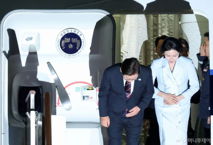 (성남=뉴스1) 박세연 기자 = 이재명 대통령과 부인 김혜경 여사가 19일 새벽 캐나다에서 열린 주요7개국(G7) 정상회의 참석을 마치고 경기도 성남 서울공항을 통해 귀국하며 고개숙여 인사하고 있다.  2025.6.19/뉴스1  Copyright (C) 뉴스1. All rights reserved. 무단 전재 및 재배포,  AI학습 이용 금지. /사진=(성남=뉴스1) 박세연 기자