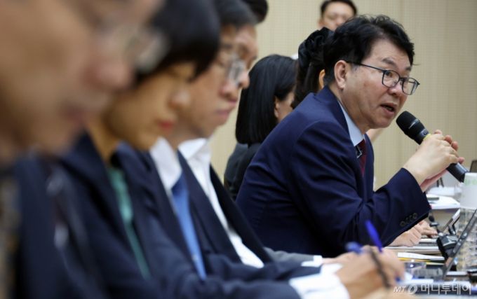 [세종=뉴시스] 강종민 기자 = 이한주 국정기획위원장이 19일 오후 세종시 정부세종컨벤션센터에서 열린 고용노동부 업무보고에서 모두발언을 하고 있다. 2025.06.19. ppkjm@newsis.com /사진=강종민