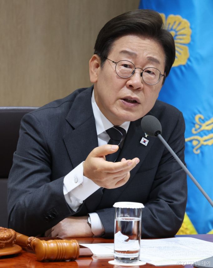 [서울=뉴시스] 고범준 기자 = 이재명 대통령이 19일 서울 용산구 대통령실 청사에서 열린 국무회의에서 발언하고 있다. (대통령실통신사진기자단) 2025.06.19. bjko@newsis.com /사진=