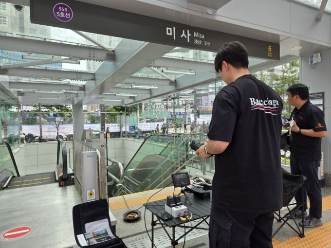 드론 1인칭 시점 모니터를 활용, 미사역 내부의 사상자 및 조난자를 수색 중이다/사진제공=둠둠