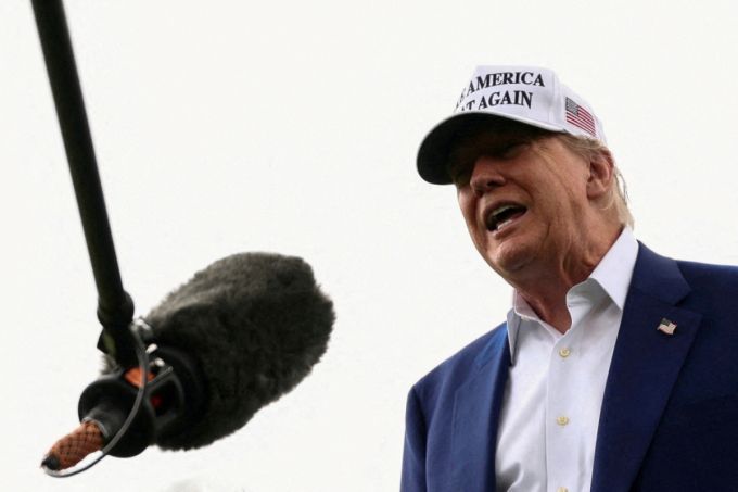 도널드 트럼프 미국 대통령이 18일(현지시간) 미국 워싱턴DC 백악관 남쪽 잔디밭에서 기자들의 질문에 답하고 있다. /로이터=뉴스1