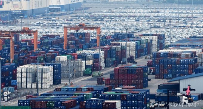 13일 경기 평택시 포승읍 평택항에 수출용 컨테이너와 차량들이 세워져 있다. 2025.6.13/사진=뉴스1  Copyright (C) 뉴스1. All rights reserved. 무단 전재 및 재배포,  AI학습 이용 금지.