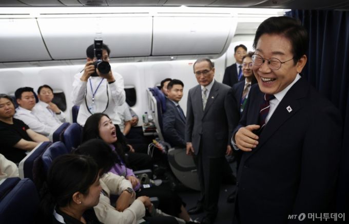 [성남=뉴시스] 최진석 기자 = 주요 7개국(G7) 정상회의 참석을 마친 이재명 대통령이 18일 서울공항을 향하는 공군 1호기에서 기자들과 G7 관련 대화를 하고 있다. 2025.06.19. myjs@newsis.com /사진=고범준