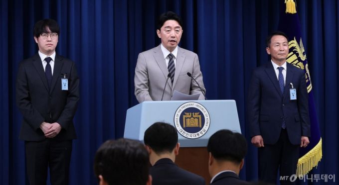 (서울=뉴스1) 박지혜 기자 = 강훈식 대통령 비서실장이 15일 서울 용산구 대통령실 청사에서 인선 관련 브리핑을 하고 있다.   이재명 대통령은 이날 국가안보실 1차장에 김현종 전 국방개혁비서관을 임명했다. 국가안보실 2차장에는 임웅순 주캐나다 대사를, 3차장에는 오현주 주교황청 대사를 각각 임명했다. AI미래기획수석에는 하정우 네이버클라우드 인공지능(AI)혁신센터장을 임명했다.   왼쪽부터 하정우 AI 미래기획수석, 강 비서실장, 김현종 국가안보실 1차장. 2025.6.15/뉴스1  Copyright (C) 뉴스1. All rights reserved. 무단 전재 및 재배포,  AI학습 이용 금지. /사진=(서울=뉴스1) 박지혜 기자