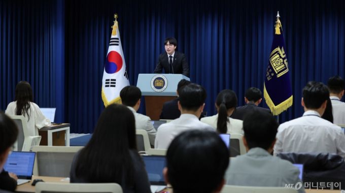 (서울=뉴스1) 박지혜 기자 = 하정우 AI미래기획수석이 19일 서울 용산구 대통령실 청사에서 이공계특별법 관련 브리핑을 하고 있다.  2025.6.19/뉴스1  Copyright (C) 뉴스1. All rights reserved. 무단 전재 및 재배포,  AI학습 이용 금지. /사진=(서울=뉴스1) 박지혜 기자