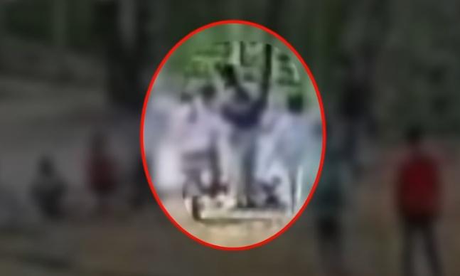 지적장애가 있는 초등학생에게 옷을 벗게 하는 등 괴롭히고도 가해 학생 중 한 명은 여전히 같은 교실에서 생활하고 있다는 사연이 전해졌다./사진=JTBC '사건반장'