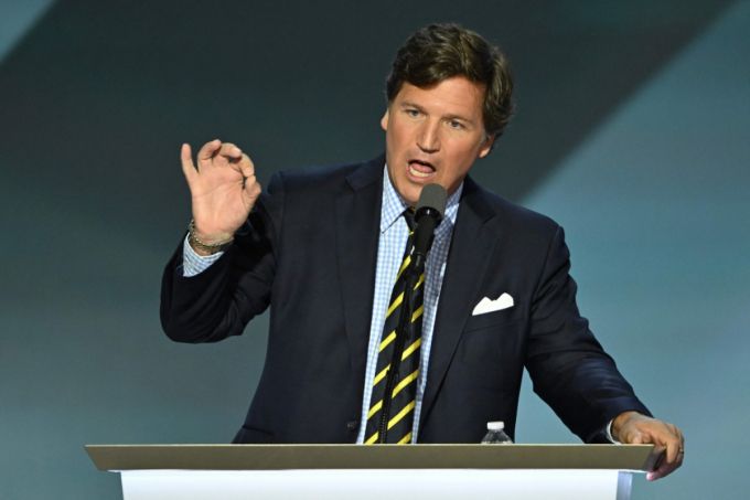 (밀워키 AFP=뉴스1) 장시온 기자 = 18일(현지시간) 터커 칼슨 정치 평론가가 미국 위스콘신주 밀워키에서 열린 공화당 전당대회에서 연설하고 있다. 2024.07.18.  /AFPBBNews=뉴스1