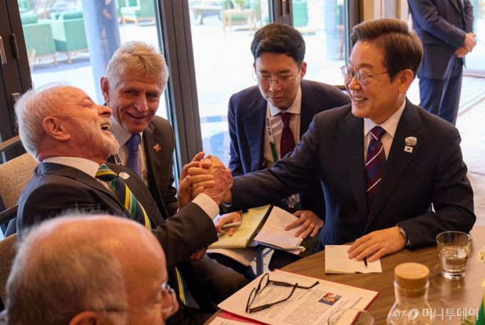 (서울=뉴스1) 박지혜 기자 = 이재명 대통령이 이나시우 룰라 다 시우바 브라질 대통령과 17일(현지시간) 캐나다 앨버타주 캐내내스키스 주요 7개국(G7) 정상회의장에서 한·브라질 정상회담을 하고 있다. (대통령실 제공. 재판매 및 DB 금지) 2025.6.19/뉴스1  Copyright (C) 뉴스1. All rights reserved. 무단 전재 및 재배포,  AI학습 이용 금지. /사진=(서울=뉴스1) 박지혜 기자