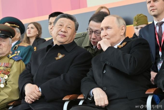 (모스크바 로이터=뉴스1) 최종일 선임기자 = 9일(현지시간) 오전 러시아 수도 모스크바 붉은광장에서 소련의 제2차 세계대전 승리 80주년을 기념하는 대규모 군사 퍼레이드가 진행되는 가운데 블라디미르 푸틴 러시아 대통령과 시진핑 중국 국가주석이 담소를 나누고 있다. 2025.05.09  ⓒ 로이터=뉴스1  Copyright (C) 뉴스1. All rights reserved. 무단 전재 및 재배포,  AI학습 이용 금지. /사진=(모스크바 로이터=뉴스1) 최종일 선임기자