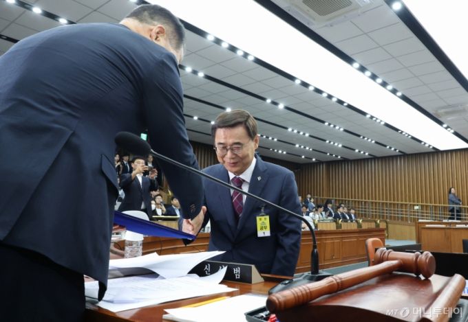 이종석 국가정보원장 후보가 19일 서울 여의도 국회에서 열린 정보위원회의 국가정보원장 후보자 인사청문회에서 선서문을 국민의힘 소속 신성범 위원장에게 전달한 뒤 악수하고 있다. / 사진=뉴시스