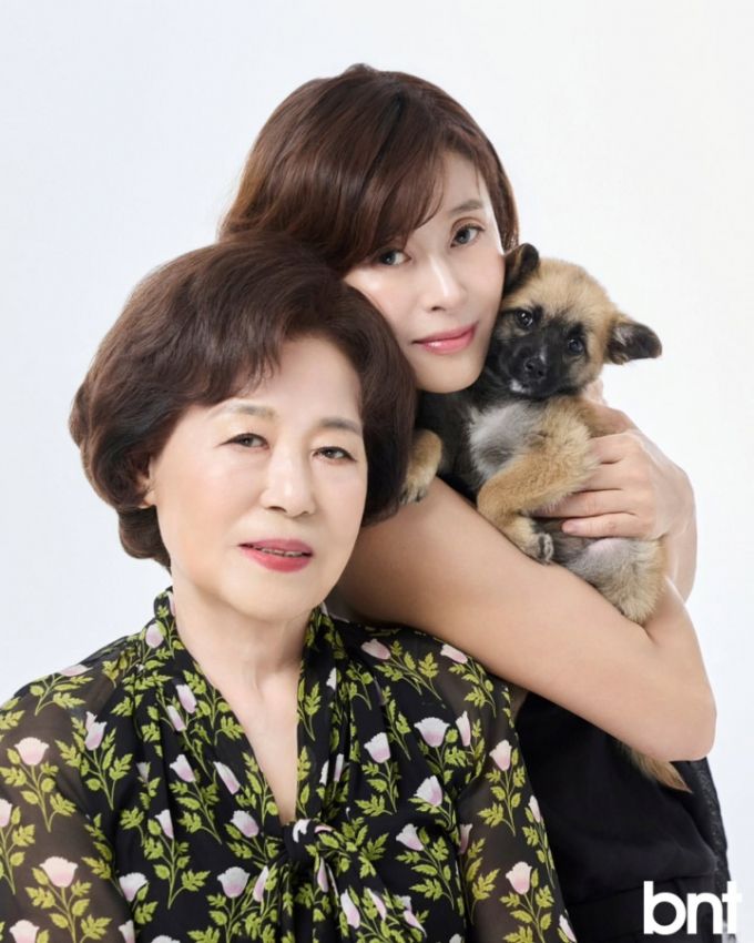 예지원이 어머니 오승희 여사, 반려견 미자와 함께한 모녀 화보를 공개했다. /사진=인스타그램 갈무리