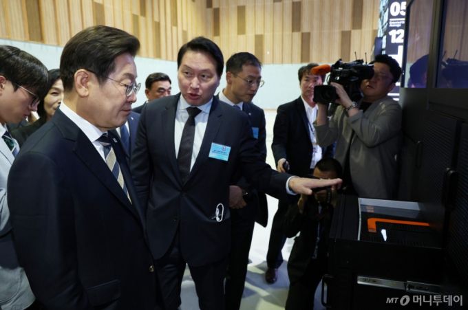 [울산=뉴시스] 고범준 기자 = 이재명 대통령이 20일 울산전시컨벤션센터에서 열린 AI글로벌 협력 기업 간담회에서 AI제품 및 서비스 시연을 참관하며 최태원 SK그룹 회장의 설명을 듣고 있다. 2025.06.20. bjko@newsis.com /사진=고범준