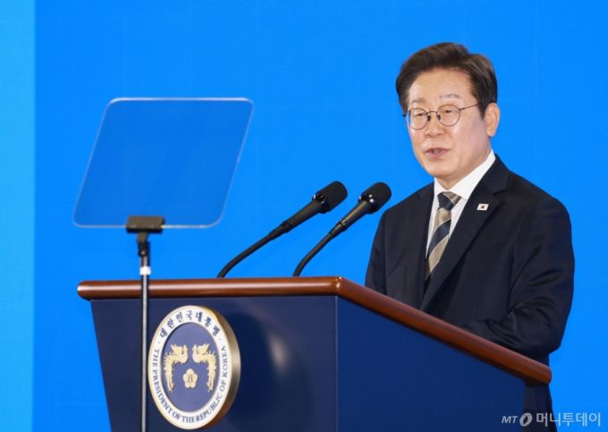 [울산=뉴시스] 고범준 기자 = 이재명 대통령이 20일 울산전시컨벤션센터에서 열린 울산 AI데이터센터 출범식에서 격려사를 하고 있다. 2025.06.20. bjko@newsis.com /사진=고범준