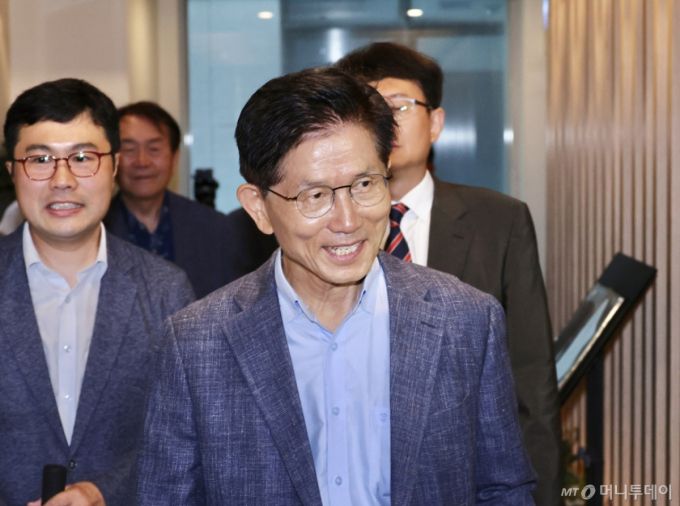 [서울=뉴시스] 김명년 기자 = 김문수 전 대선 후보가 20일 오전 서울 여의도 국회 인근 식당에서 차명진·박계동 전 의원 등 캠프 관계자들과 식사를 위해 이동하고 있다. 2025.06.20. kmn@newsis.com /사진=김명년