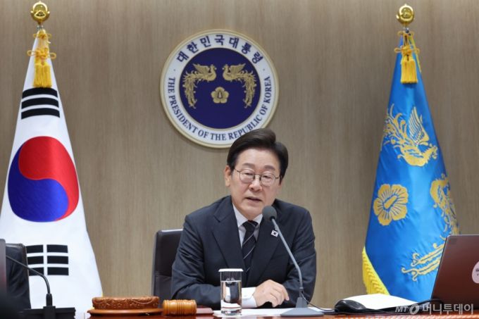 [서울=뉴시스] 고범준 기자 = 이재명 대통령이 19일 서울 용산구 대통령실 청사에서 열린 국무회의에서 발언하고 있다. (대통령실통신사진기자단) 2025.06.19. bjko@newsis.com /사진=