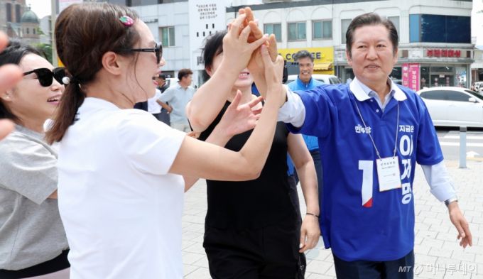 (전주=뉴스1) 유경석 기자 = 정청래 더불어민주당 골목골목 선대위원장이 31일 전북 전주시 풍남문광장에서 시민들과 인사를 나누고 있다. 2025.5.31/뉴스1  Copyright (C) 뉴스1. All rights reserved. 무단 전재 및 재배포,  AI학습 이용 금지. /사진=(전주=뉴스1) 유경석 기자