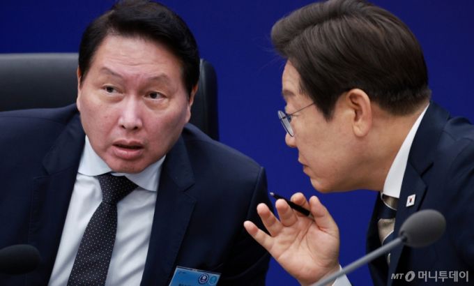 [울산=뉴시스] 고범준 기자 = 이재명 대통령이 20일 울산전시컨벤션센터에서 열린 AI글로벌 협력 기업 간담회에서 최태원 SK그룹 회장과 대화하고 있다. 2025.06.20. bjko@newsis.com /사진=고범준