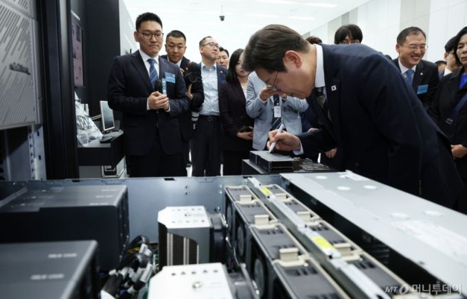 [울산=뉴시스] 고범준 기자 = 이재명 대통령이 20일 울산전시컨벤션센터에서 열린 AI글로벌 협력 기업 간담회에서 AI제품 및 서비스 시연을 참관하고 있다. 2025.06.20. bjko@newsis.com /사진=고범준