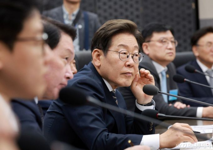 [울산=뉴시스] 고범준 기자 = 이재명 대통령이 20일 울산전시컨벤션센터에서 열린 AI글로벌 협력 기업 간담회에서 배경훈 LG AI연구원 원장의 발언을 듣고 있다. 2025.06.20. bjko@newsis.com /사진=고범준