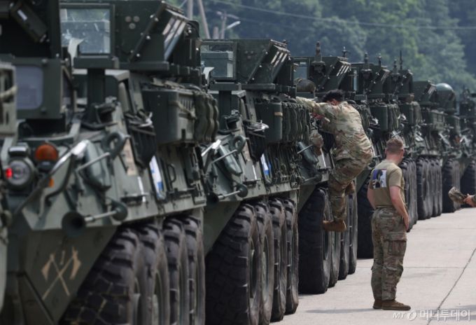 [동두천=뉴시스] 김명년 기자 = 13일 오전 경기 동두천시 캠프케이시에서 새로운 부대와 교대해 본국으로 귀환하는 주한미군 제2보병사단 제1스트라이커여단 장병들이 스트라이커 장갑차를 수송 전 최종점검하고 있다. 2025.06.13. kmn@newsis.com /사진=김명년