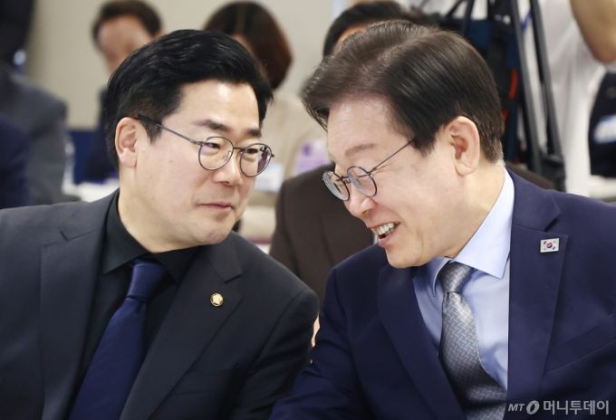 (서울=뉴스1) 김민지 기자 = 더불어민주당 이재명 대표와 박찬대 원내대표 등이 13일 오후 서울 여의도 중앙당사에서 열린 2024 더불어민주당 기초자치단체장 교육연수에서 지방정부 기본사회 정책 사례가 담긴 책을 들고 기념촬영을 하고 있다. 2024.11.13/뉴스1  Copyright (C) 뉴스1. All rights reserved. 무단 전재 및 재배포,  AI학습 이용 금지. /사진=(서울=뉴스1) 김민지 기자