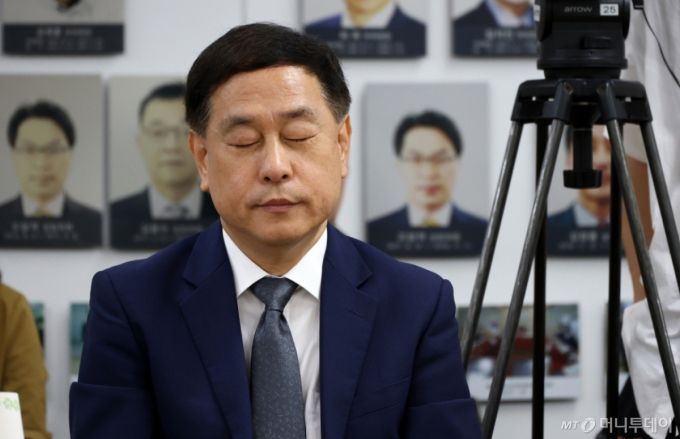 [서울=뉴시스] 박주성 기자 = 김영관 방송통신위원회(방통위) 사무처장 직무대행이 20일 오전 경기 과천시 정부과천청사 방통위에서 열린 국정기획위원회 방통위 업무보고에서 김현 국정기획위원회 사회2분과 기획위원의 모두발언을 듣고 있다.(공동취재) 2025.06.20. photo@newsis.com /사진=