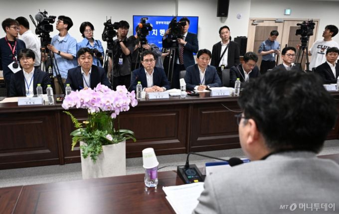 (서울=뉴스1) 황기선 기자 = 이한주 국정기획위원장이 20일 오전 서울 종로구 정부서울청사 창성동 별관에서 열린 검찰청 업무보고에서 모두발언을 하고 있다.  (공동취재)  2025.6.20/뉴스1  Copyright (C) 뉴스1. All rights reserved. 무단 전재 및 재배포,  AI학습 이용 금지. /사진=(서울=뉴스1) 황기선 기자