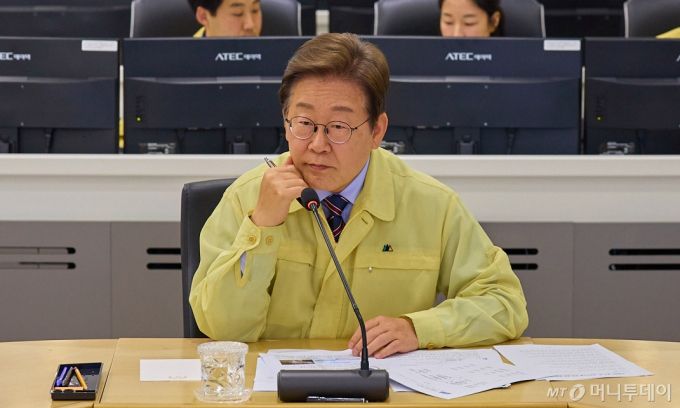 (서울=뉴스1) 박지혜 기자 = 이재명 대통령이 12일 서울 서초구 한강홍수통제소에서 열린 장마철 수해 대비 현장 점검 회의에서 생각에 잠겨 있다. (이재명 대통령 SNS. 재판매 및 DB 금지)   2025.6.12/뉴스1  Copyright (C) 뉴스1. All rights reserved. 무단 전재 및 재배포,  AI학습 이용 금지. /사진=(서울=뉴스1) 박지혜 기자