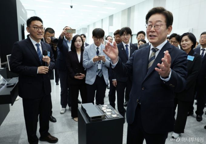 [울산=뉴시스] 고범준 기자 = 이재명 대통령이 20일 울산전시컨벤션센터에서 열린 AI글로벌 협력 기업 간담회에서 AI제품 및 서비스 시연회에서 발언하고 있다. 2025.06.20. bjko@newsis.com /사진=고범준