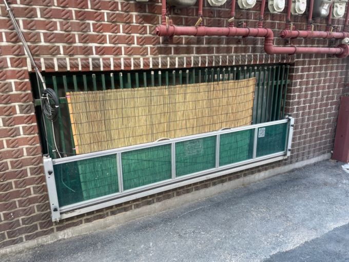 지난 12일 최홍숙씨의 반지하 자택 창문에는 차수판이 설치돼 있다./사진=이현수 기자.