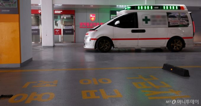 [서울=뉴시스] 추상철 기자 = 지난해 9월 4일 오후 서울 성북구 고려대학교 안암병원 권역응급의료센터에서 응급차가 이동하고 있다. 사진은 기사 내용과 무관. 2024.09.04. scchoo@newsis.com /사진=추상철