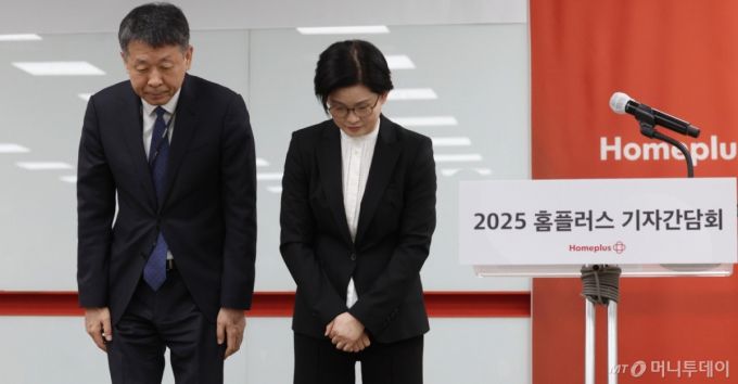 [서울=뉴시스] 추상철 기자 = 조주연(왼쪽 두 번째) 홈플러스 사장이 14일 오전 서울 강서구 홈플러스 본사에서 열린 기자간담회에서 최근 기업회생절차와 관련한 회사의 입장을 발표하기 전 인사하고 있다. 2025.03.14. scchoo@newsis.com /사진=추상철