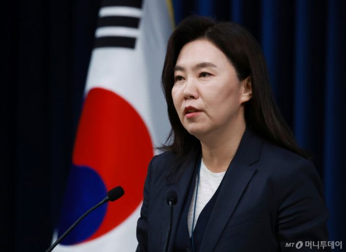 [서울=뉴시스] 고범준 기자 = 강유정 대변인이 20일 서울 용산구 대통령실 청사에서 현안 브리핑을 하고 있다. (대통령실통신사진기자단) 2025.06.20. bjko@newsis.com /사진=