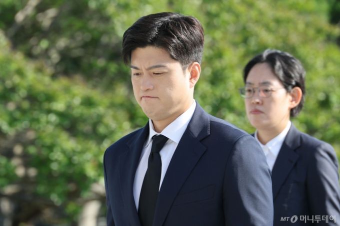김용태 국민의힘 비상대책위원장이 22일 오전 서울 동작구 국립서울현충원을 찾아 현충탑에 참배하기 위해 이동하고 있다.  2025.6.22/뉴스1  Copyright (C) 뉴스1. All rights reserved. 무단 전재 및 재배포,  AI학습 이용 금지.