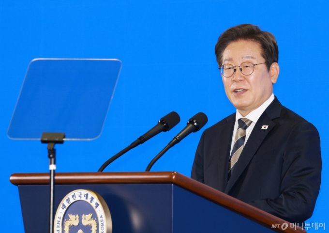 [울산=뉴시스] 고범준 기자 = 이재명 대통령이 20일 울산전시컨벤션센터에서 열린 울산 AI데이터센터 출범식에서 격려사를 하고 있다. 2025.06.20. bjko@newsis.com /사진=고범준