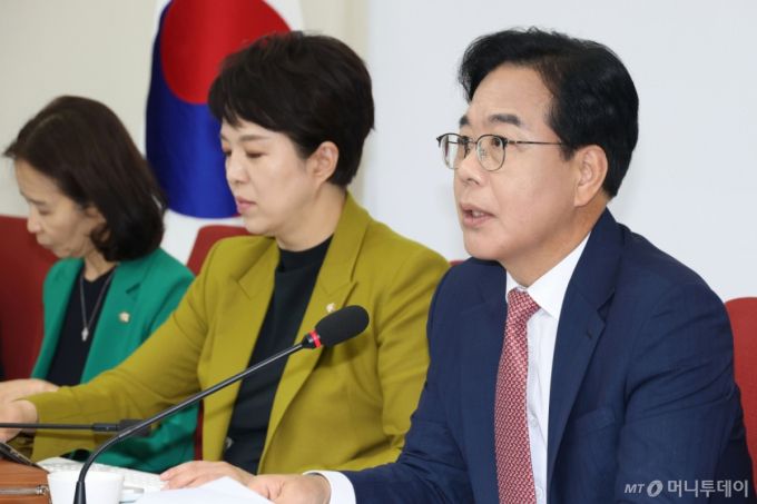 송언석 국민의힘 원내대표가 22일 오후 서울 여의도 국회에서 이재명 대통령과 여야 지도부 오찬 관련 기자간담회를 하고 있다. 2025.6.22/사진=뉴스1