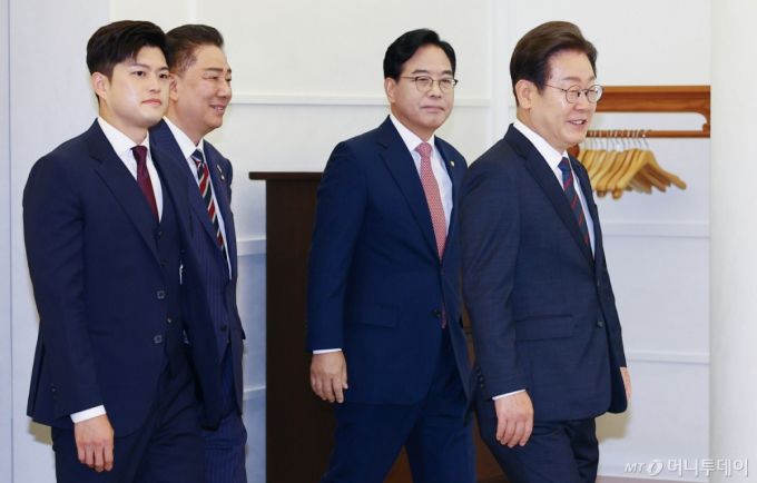 이재명 대통령이 22일 한남동 관저에서 열린 여야 지도부와 오찬에 입장하고 있다. 왼쪽부터 김용태 국민의힘 비상대책위원장, 김병기 더불어민주당 당대표 직무대행 겸 원내대표, 송언석 국민의힘 원내대표, 이 대통령. (대통령실통신사진기자단) 2025.06.22. /사진=뉴시스 /사진=최진석