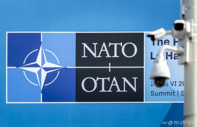 지난  19일(현지시간) 네덜란드 헤이그 월드포럼 건물에 북대서양조약기구(NATO·나토) 로고가 붙어 있다. 나토 정상회의는 오는 24~25일 헤이그에서 개최된다. /헤이그 AFP=뉴스1