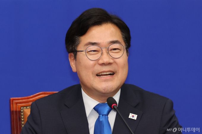 [서울=뉴시스] 권창회 기자 = 박찬대 더불어민주당 당대표 직무대행 겸 원내대표가 13일 오전 서울 여의도 국회에서 열린 최고위원회의에서 미소짓고 있다. 2025.06.13.