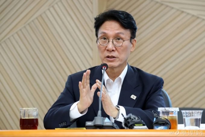 [대구=뉴시스] 이무열 기자 = 김민석 국무총리 후보가 20일 대구 수성구 대구디지털혁신진흥원에서 열린 AX 연구거점 조성을 위한 경청 간담회에서 인사말을 하고 있다. 2025.06.20. lmy@newsis.com /사진=이무열