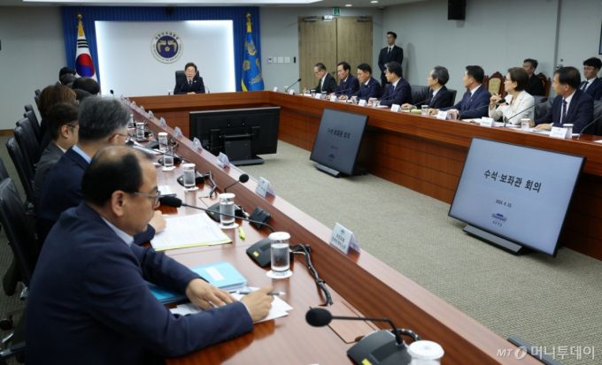 [서울=뉴시스] 고범준 기자 = 이재명 대통령이 23일 서울 용산구 대통령실 청사에서 열린 제1차 수석보좌관회의에서 발언하고 있다. 2025.06.23. bjko@newsis.com /사진=고범준